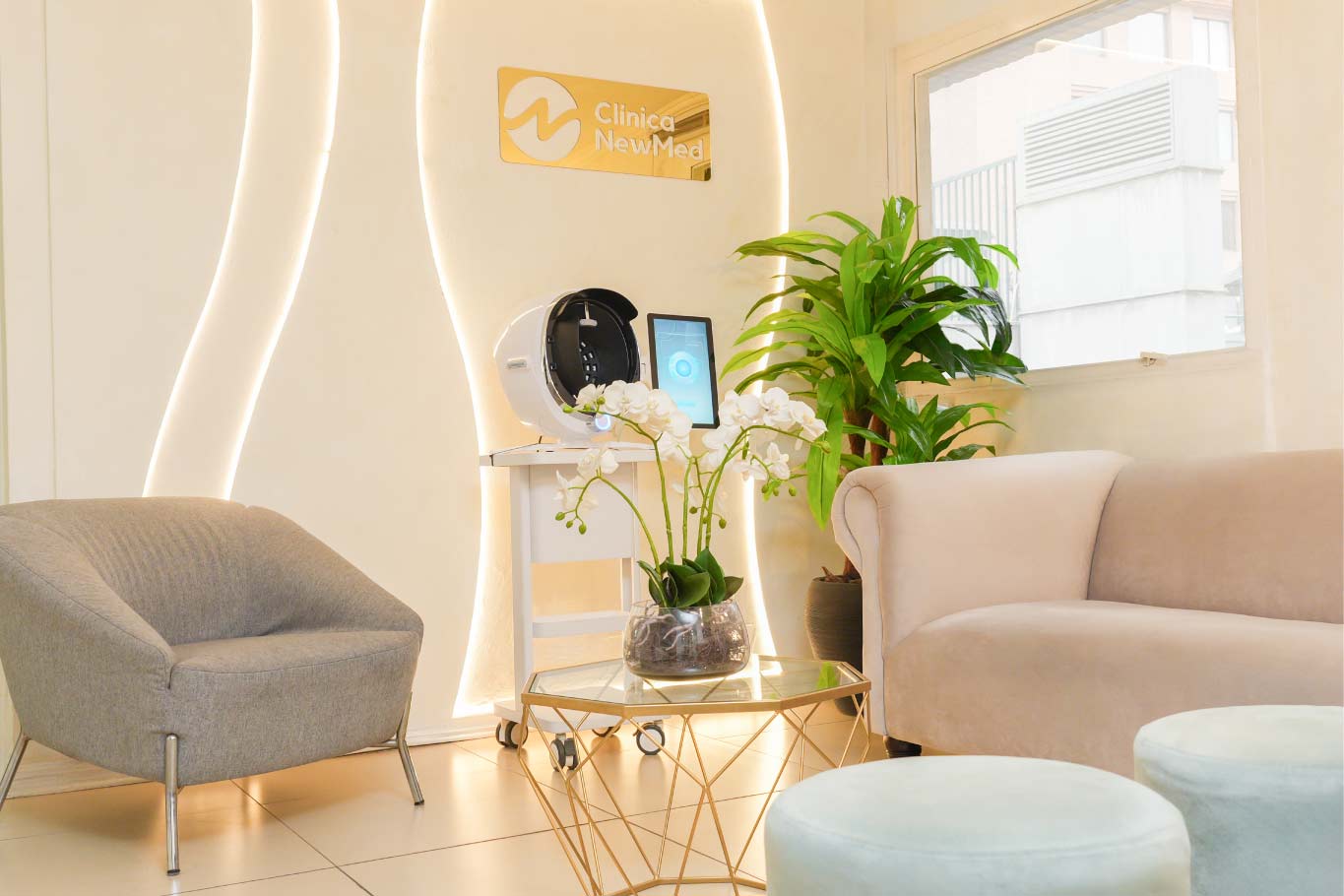 Sala de espera y recepción Clínica NewMed
