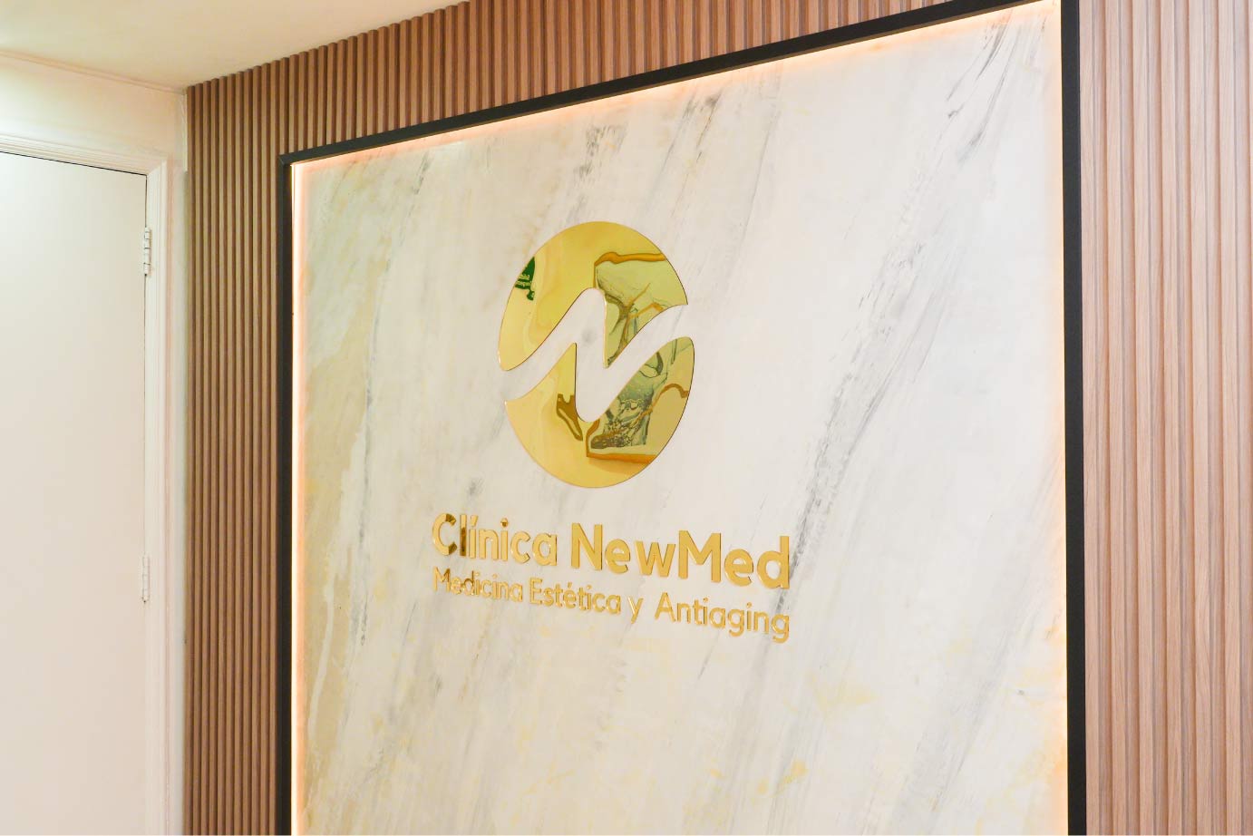 Recepción y logo de Clínica NewMed